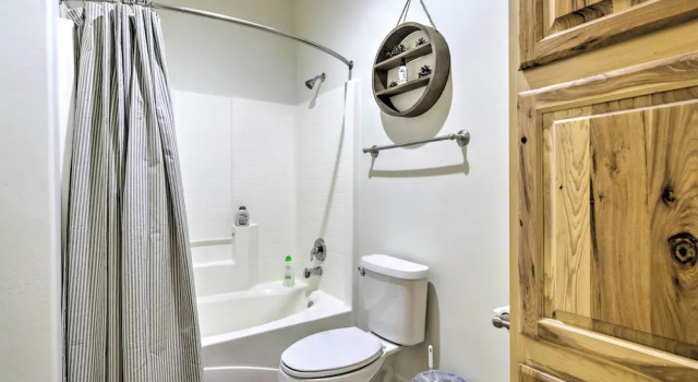 Апартаменты Pinetop Escape: Charming Mountain Condo w/ Balcony