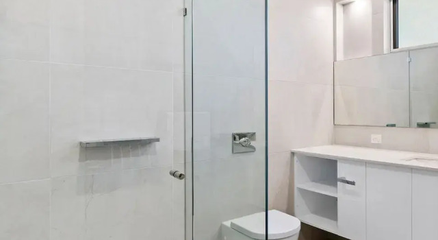 Коттедж Hillside Luxe With Spa Bay Views