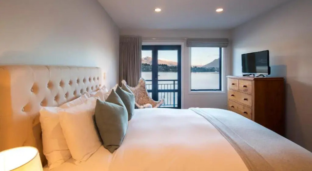 Lakefront Living - Exquisite Views - 4 Bedrooms, Забронировать Отель Куинстаун 