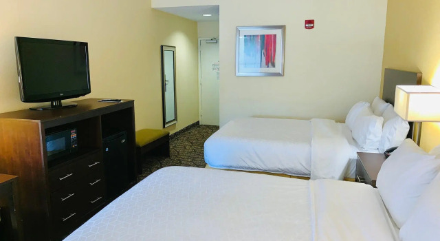 Четырёхместный номер Standard Holiday Inn Express Tallahassee by IHG