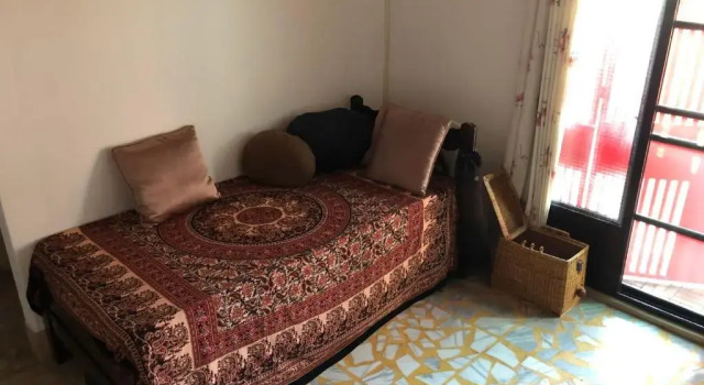 Standard Zimmer 紅色鐵門