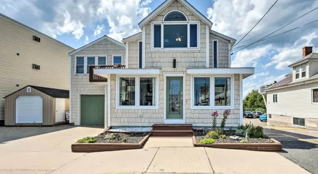 Коттедж с 3 комнатами с балконом Sun-soaked Coastal Cottage w/ Deck + Walk to Beach