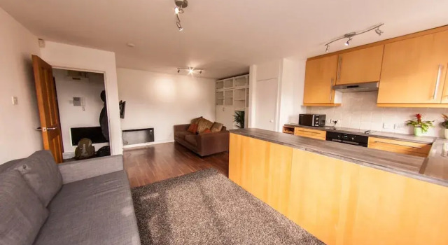 Bright and Spacious Flat Near Borough