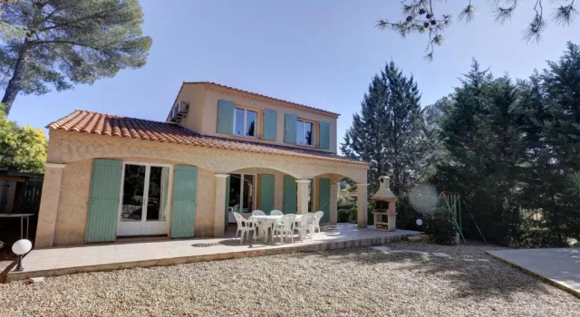 villa 8 pers, climatisée, piscine chauffée, un havre de paix sous les pins parasols, Забронировать Вилла Виллы Овернь-Рона-Альпы, Вилла