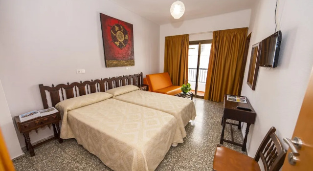 Трёхместный номер Standard с балконом Hostal Santa Eulalia