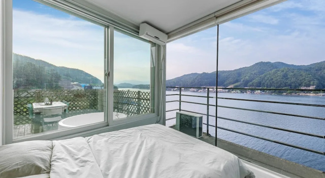 Номер Standard с 2 комнатами с балконом и с видом на реку Gapyeong Clubviva Spa Pension