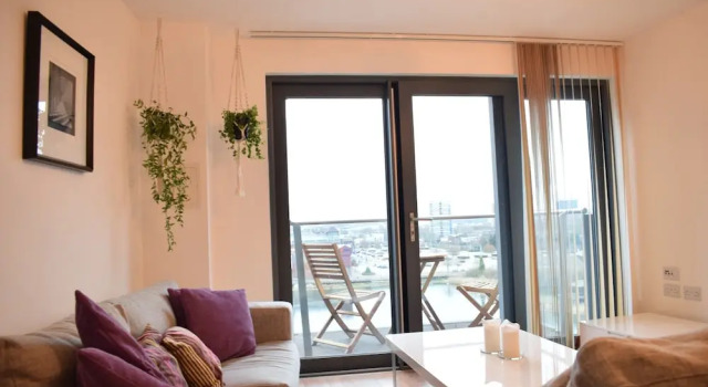 Modern 2 Bed Flat With Balcony in Canada Water, Забронировать Отель Тауэр-Хэмлетс Лондон, рядом с Лесной массив «Раша-Док»