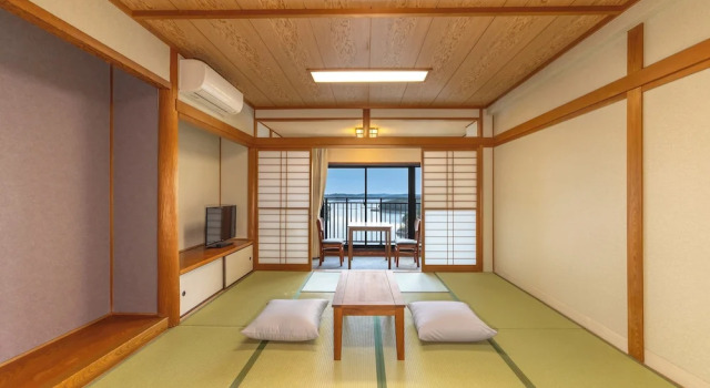 Кровать в общем номере Ooedo Onsen Monogatari Premium Shima Saichoraku