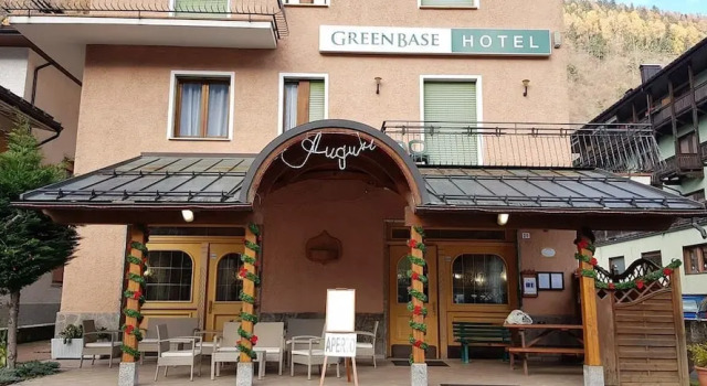 Green Base Hotel B&B, Забронировать Отель «постель и завтрак» Отели Мале с парковкой, Парковка