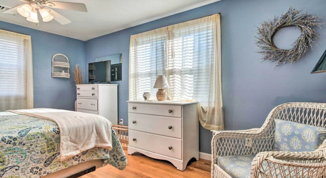Walk to Great Pond: Spacious East Falmouth Home, จอง บ้านพักตากอากาศ ทีทิคเก็ต สหรัฐอเมริกา