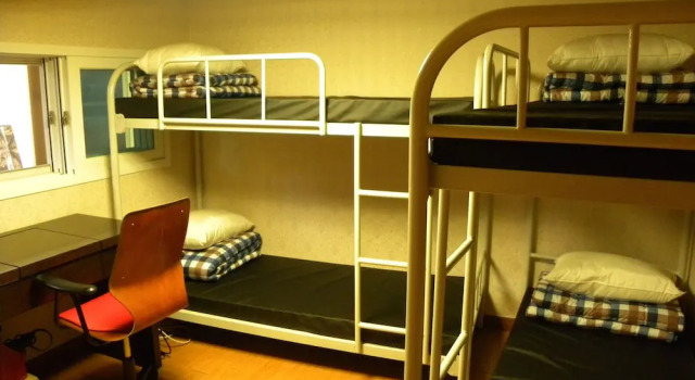 Кровать в общем номере Kame House