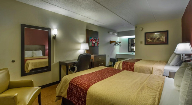 Четырёхместный номер Deluxe Clarion Pointe Kennesaw Town Center