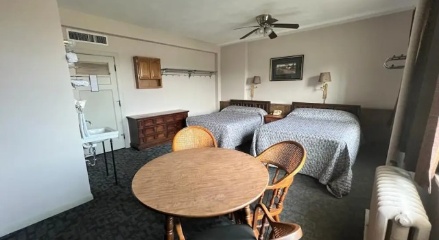 Четырёхместный семейный номер Standard Canfield Hotel