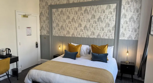 The Law, Prenota Hotel North Berwick 