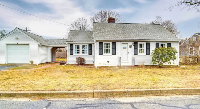 Коттедж 2 Mi to Beach: Walkable Coastal Gem in Hyannis