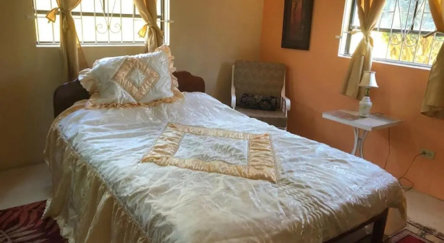 DonaMae 2 story Barbados House, Book Hotel Hoteller i Saint Michael med parkering, Parkering