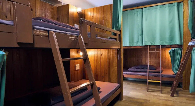 Кровать в общем номере (мужской номер) с балконом Green Guesthouse