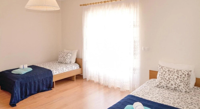 Amazing Home in Miragaia With 5 Bedrooms and Wifi, Rezervovat Hotel Hotely v Oeste s parkováním, Parkování