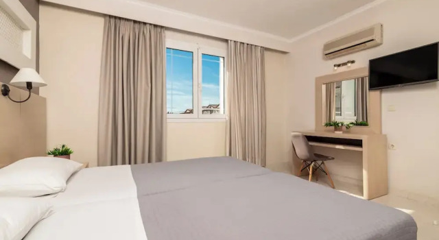 Семейный номер Standard с балконом Karras Hotel