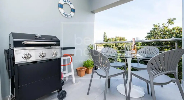Warm Contemporary 2-bedroom apartment- Blouberg, Cape Town, Забронировать Апартаменты/квартира Отели Cape Peninsula с парковкой, Парковка