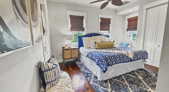 Коттедж с 5 комнатами 116 Surfer Ln 5 Bedroom Home by RedAwning