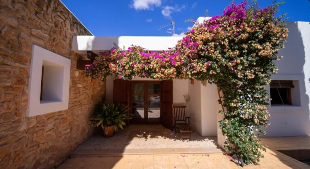 Villa Tegui is a luxury villa close to San Rafael and 10 min drive to Ibiza Town and San Antonio, Book Villa Sant Antoni de Portmany 