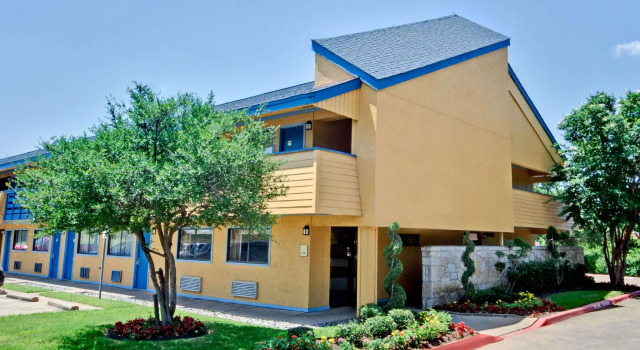 Кровать в общем номере Dallas Love Field Inn