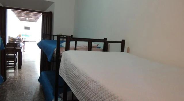Кровать в общем номере Feathers Hotel & Lounge