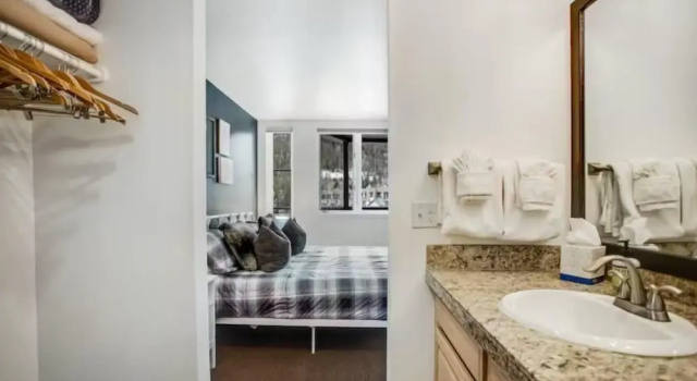 Lakeside Village 1 Bedroom Condo in Lakeshore Complex