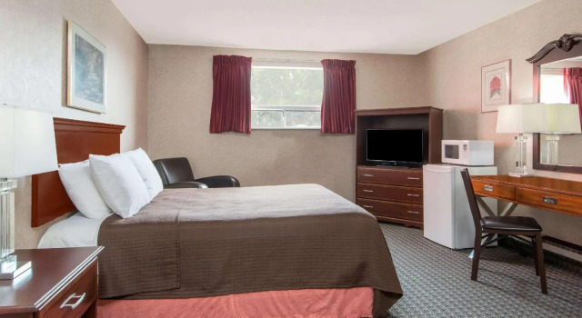 Двухместный номер Standard Howard Johnson by Wyndham Gravenhurst