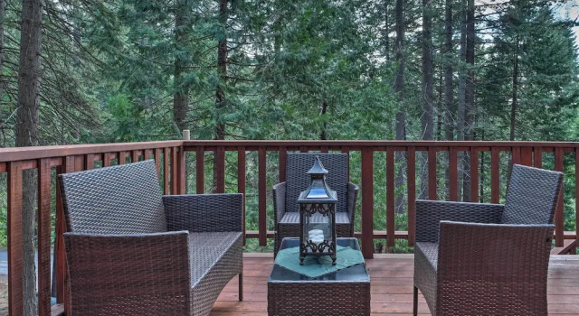 Коттедж с 2 комнатами с балконом 4 Mi to Big Tree State Park: Serene Cabin w/ Deck