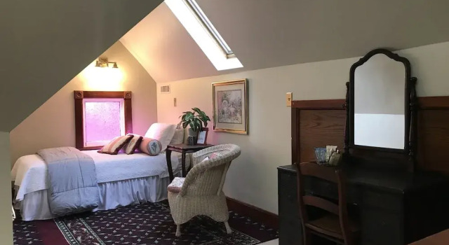 Номер Grand The Nauvoo Grand Bed & Breakfast