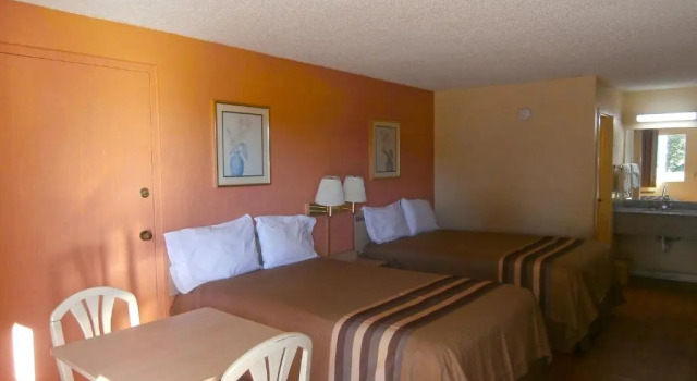 Четырёхместный номер Standard Americas Best Value Inn Tucker