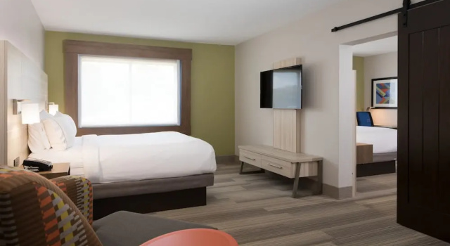 Люкс с 2 комнатами Holiday Inn Express Louisville Northeast by IHG