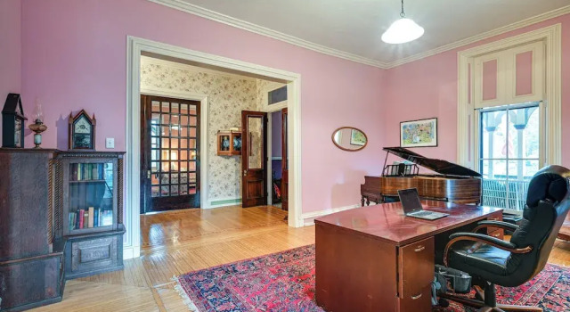 Historic Chambersburg Home w/ Pool + Game Rooms!, Réserver Maison de vacances Chambersburg 