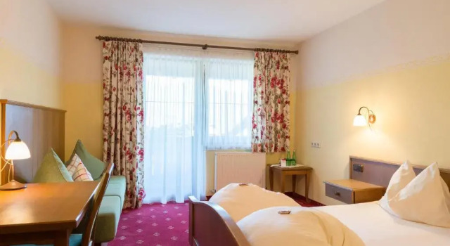Двухместный номер Standard с балконом Hotel Krone Tirol