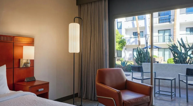 Четырёхместный номер Standard с балконом Courtyard by Marriott Phoenix North