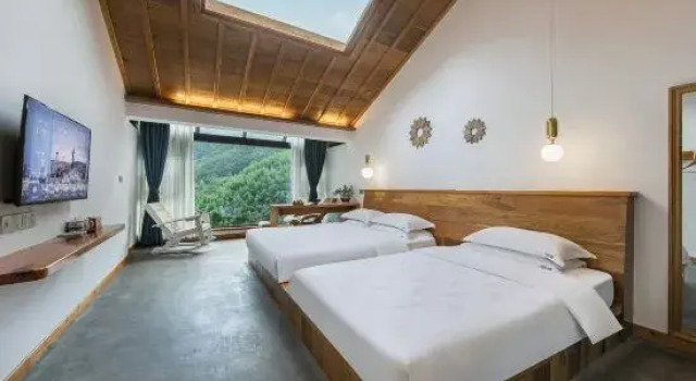 Кровать в общем номере с 3 комнатами с красивым видом из окна Heart of Forest Homestay