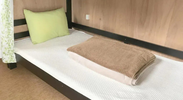 Кровать в общем номере みどり荘 midorisou