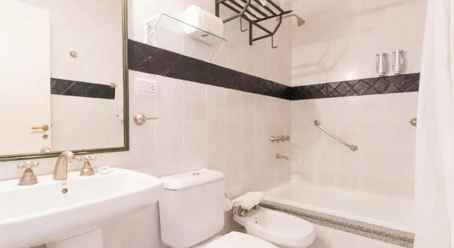Полулюкс Delvino Boutique Hotel