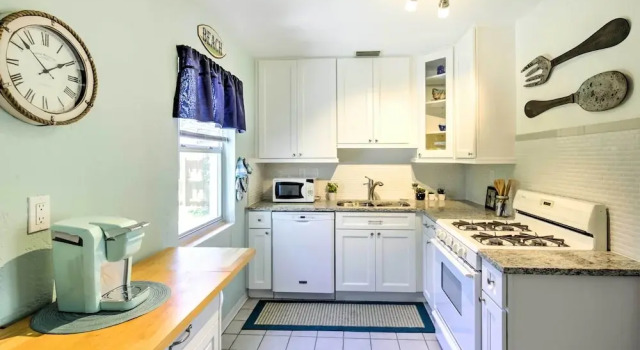 Коттедж New Smyrna Beach Abode w/ Fire Pit, Walk to Beach!