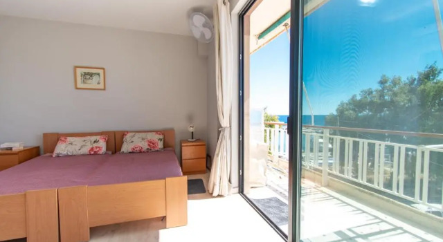 Lavish & Spacious APT with Stunning Seaview, 10 Min ATH Airport