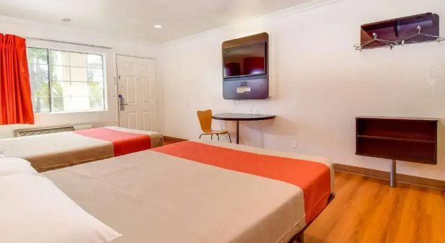 Четырёхместный номер Standard Motel 6 Garden Grove