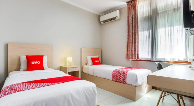 Двухместный номер Deluxe OYO 3819 Hotel Winotosastro
