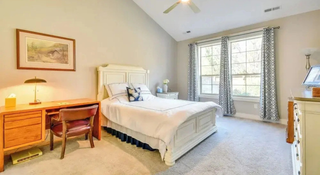 Couples Retreat Near Trails & Blue Ridge Pkwy, Забронировать Апартаменты/квартира Блэк-Маунтин Северная Каролина, рядом с The Merry Wine Market