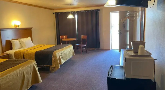 Четырёхместный номер Standard Ambers Inn and Suites