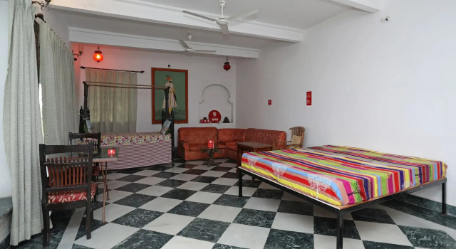 OYO 10206 Home Modern Stay near Fateh Sagar, Забронировать Отель Отели штата Раджастхана с парковкой, Парковка