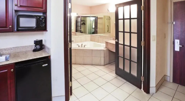 Люкс Holiday Inn Express Hotel & Suites Gainesville by IHG