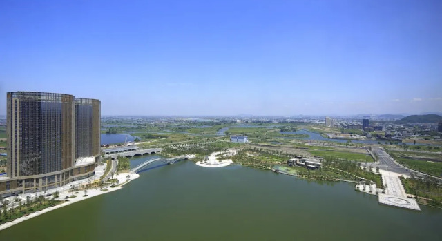 Standard Lounge Access Double room with lake view Crowne Plaza Shaoxing by IHG