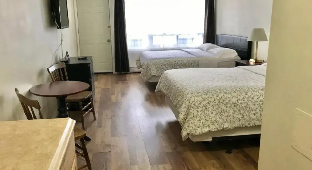 Standardní Čtyřlůžkový pokoj s balkonem Lakeside Inn